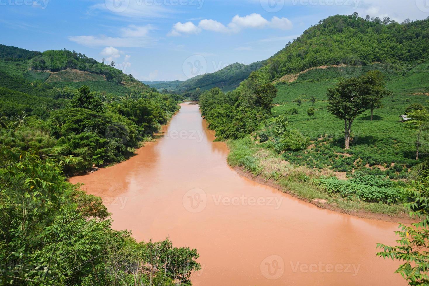 foresta del paesaggio dell'acqua del fiume di montagna - scenario naturale selvaggio del fiume dopo la pioggia nel sud-est asiatico tropicale nella stagione delle piogge foto