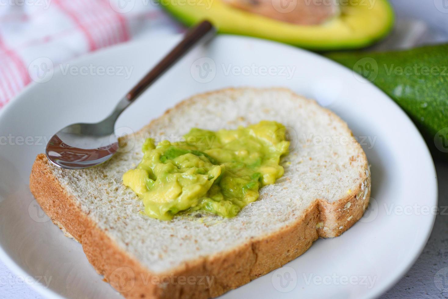 purè di avocado - avocado toast su sfondo bianco piatto frutti cibo sano concept foto