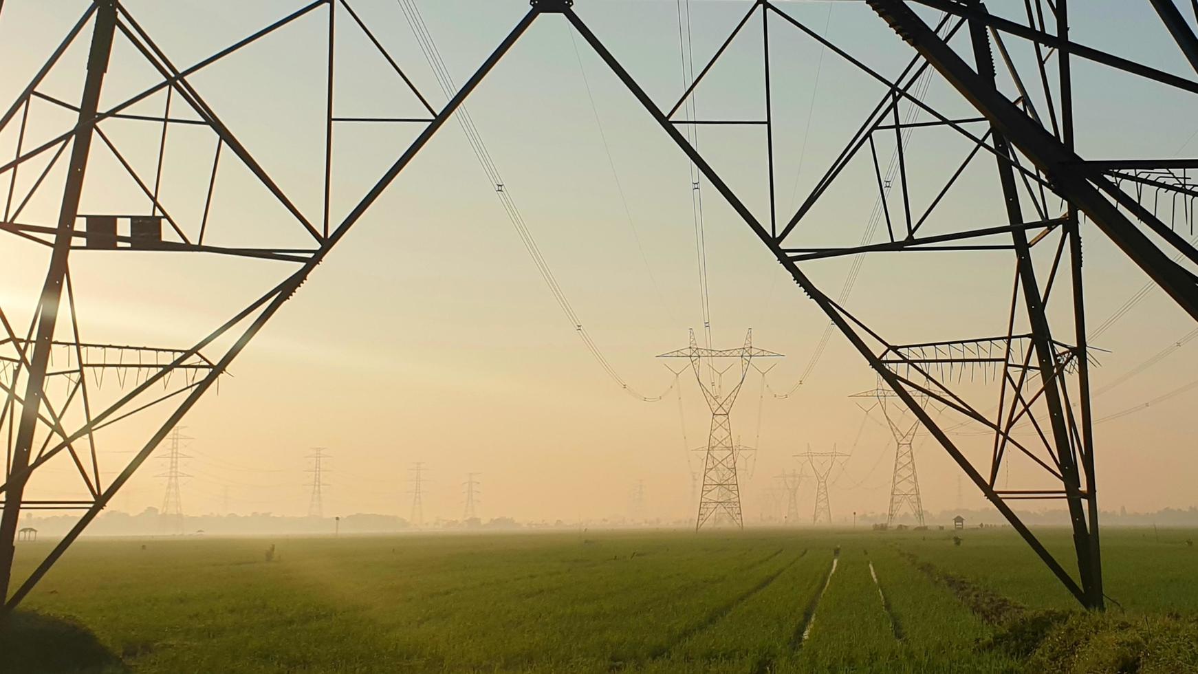 torre dell'elettricità ad alta tensione al mattino nuvoloso foto