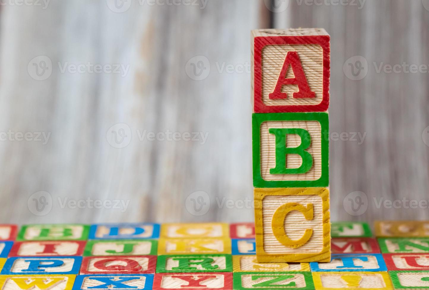 abc blocco di legno impilato verticalmente foto