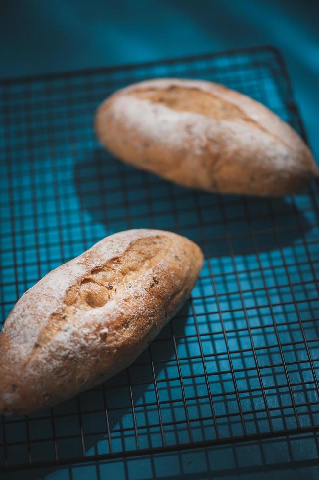 baguette su tavola di legno blu foto