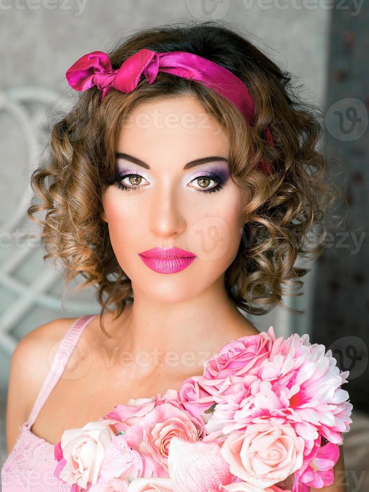 ritratto di giovane donna in abito colorato con fiori su di esso in stile bambola foto