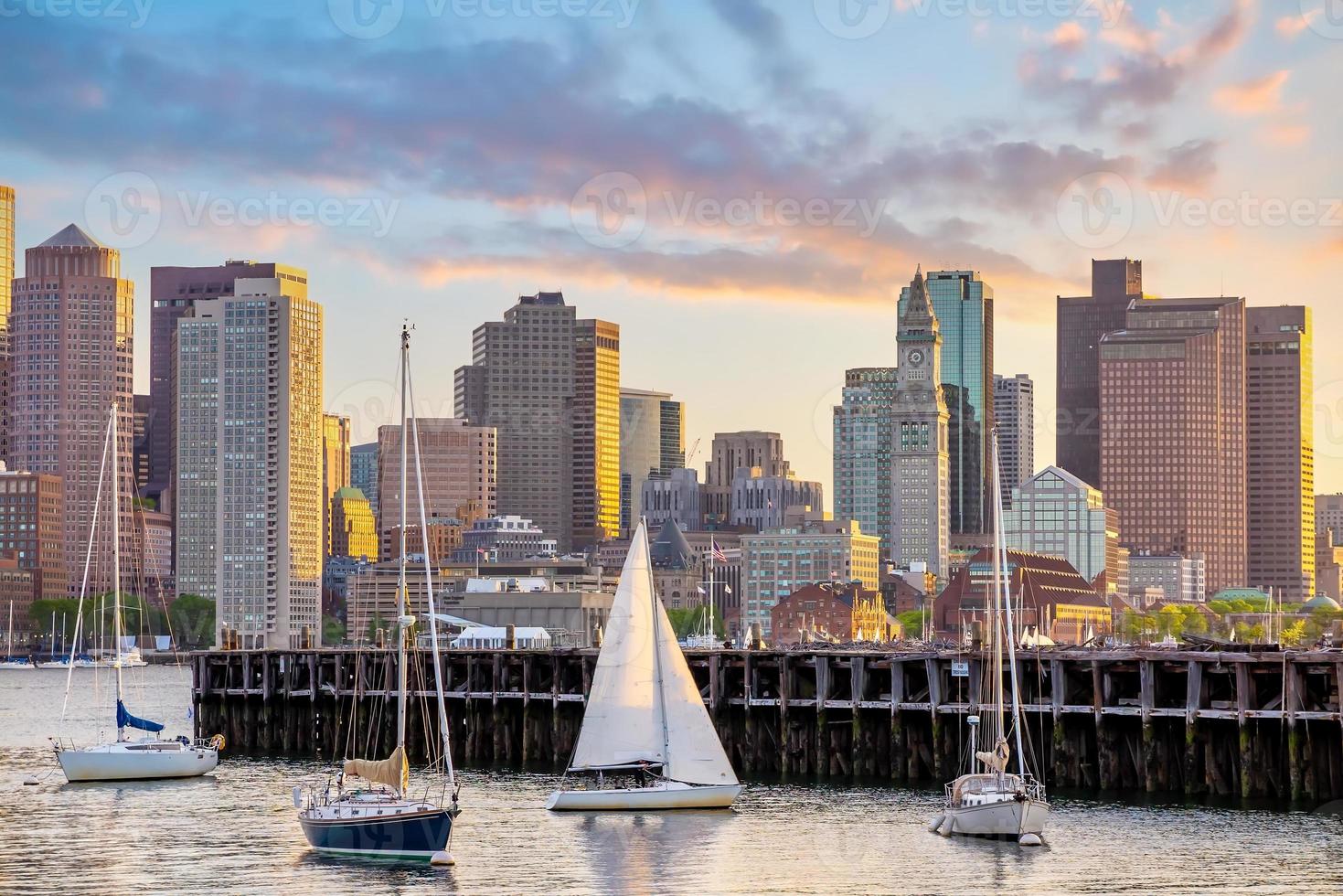 paesaggio urbano del panorama dell'orizzonte di boston al tramonto nel massachusetts, stati uniti foto