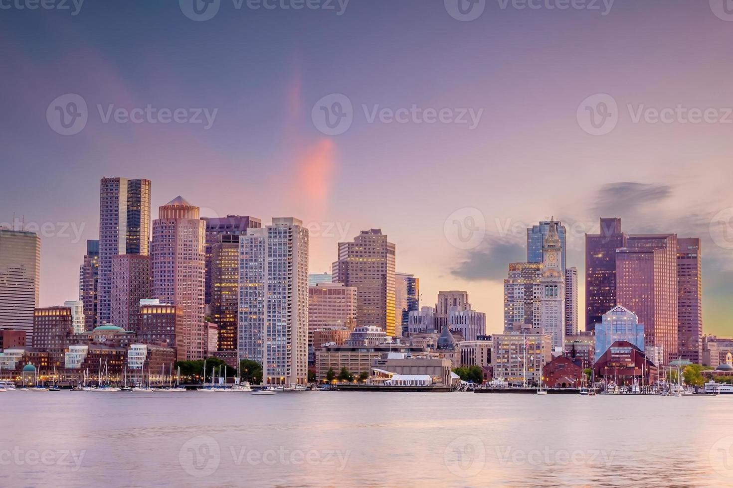 paesaggio urbano del panorama dell'orizzonte di boston al tramonto nel massachusetts, stati uniti foto