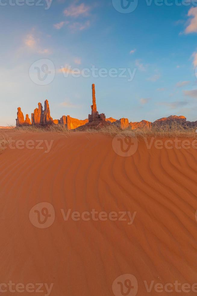 totem pole e dune di sabbia nella valle del monumento, arizona usa foto