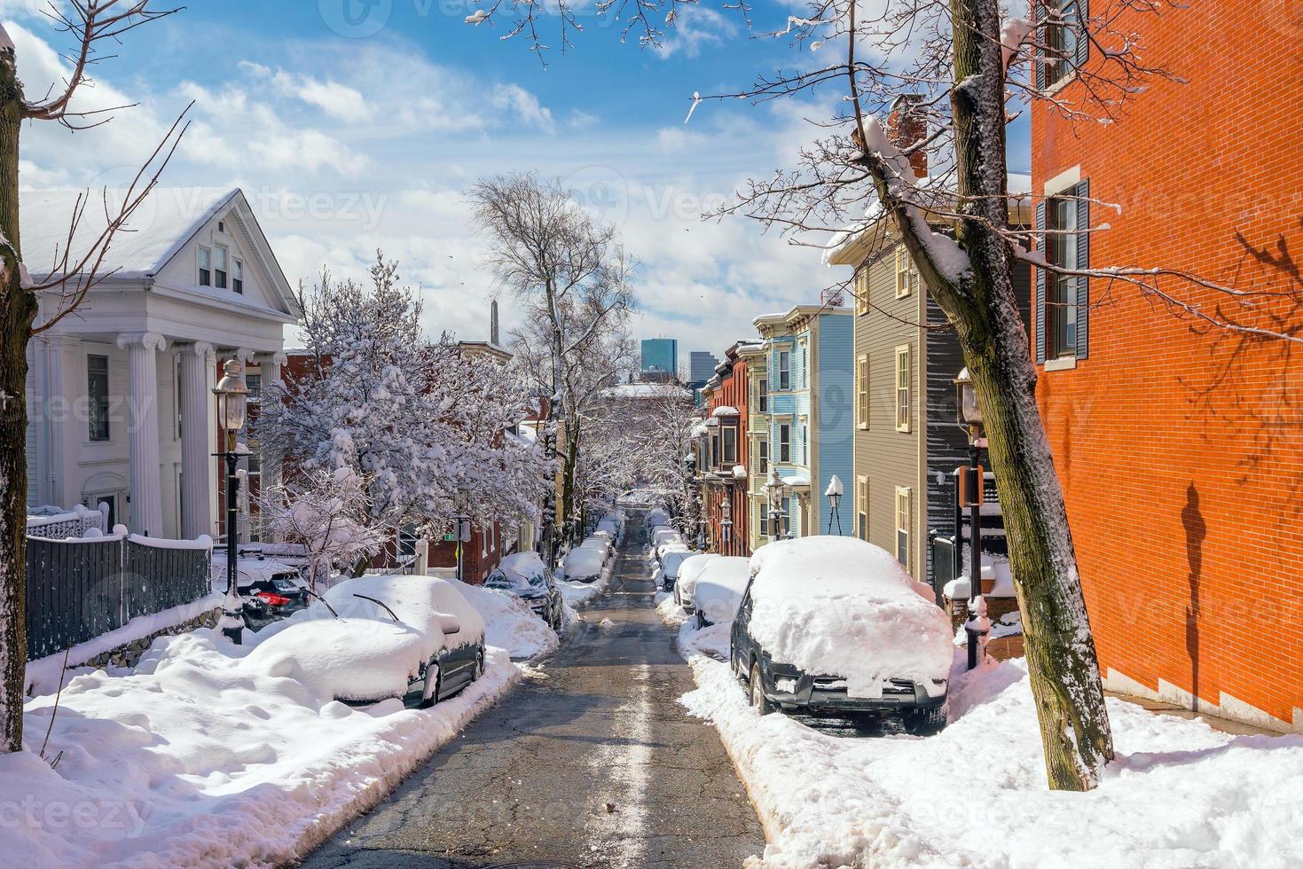 Case nella storica zona della collina del bunker dopo la tempesta di neve a Boston, Massachusetts foto