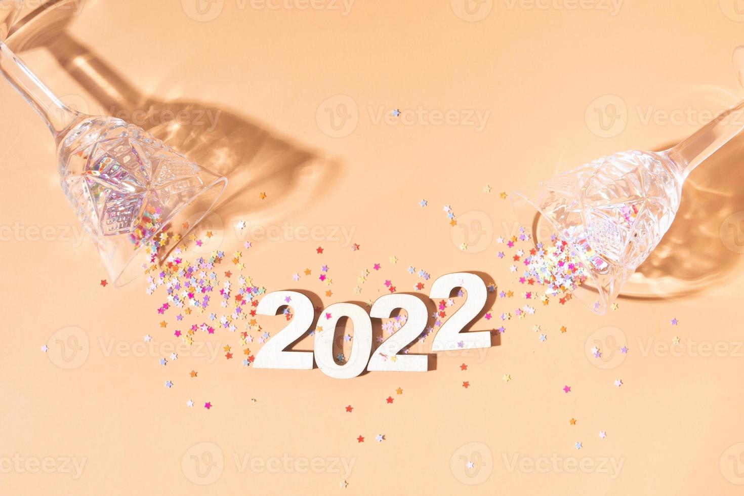 festivo capodanno piatto con numeri 2022 e ombre dure con occhiali e decorazioni lucide foto