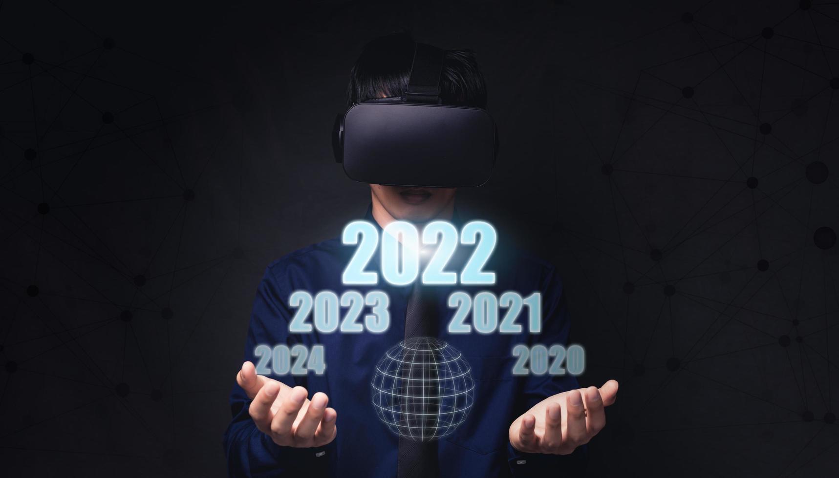 persone che indicano numeri, ologrammi, anno 2022 foto