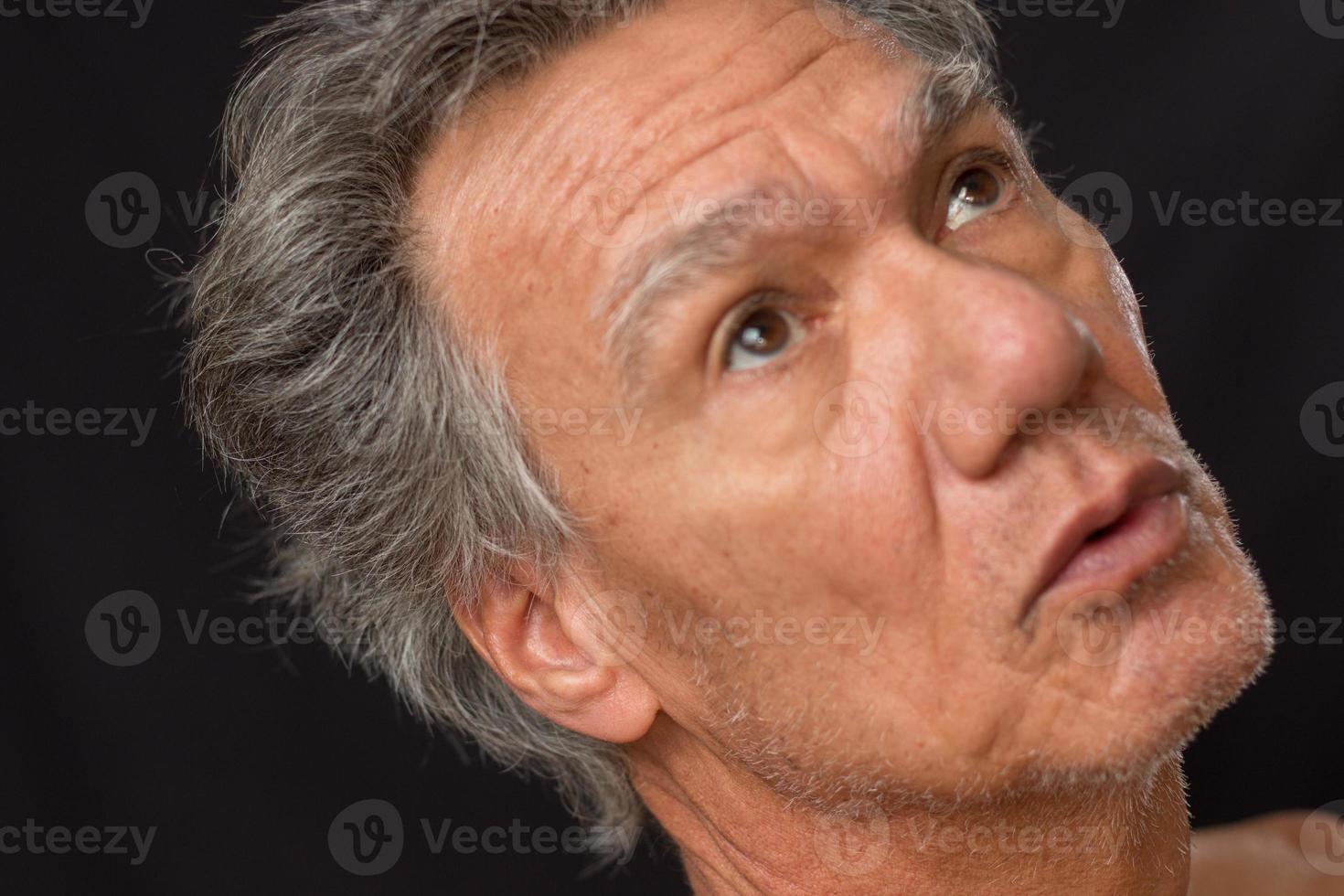 uomo anziano con la barba lunga sconvolto a casa che sembra depresso e stanco di essere rinchiuso foto