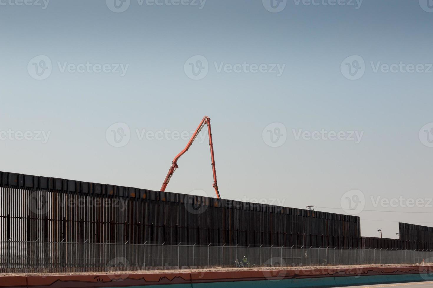 recinzione lungo gli stati uniti, confine messicano a el paso, texas foto