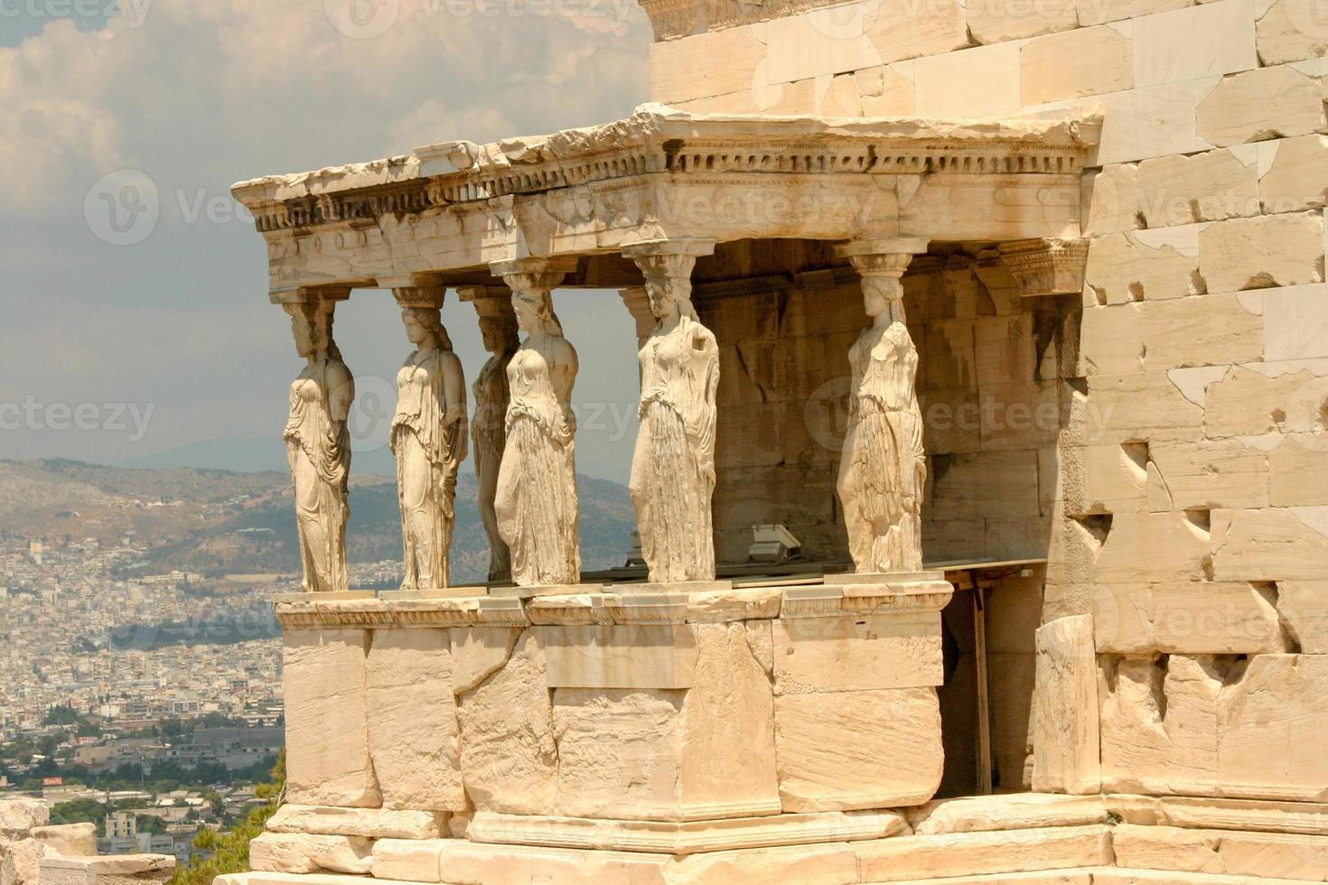 le rovine della città storica di Atene in Grecia, il Partenone, l'acropoli e la collina di Marte foto