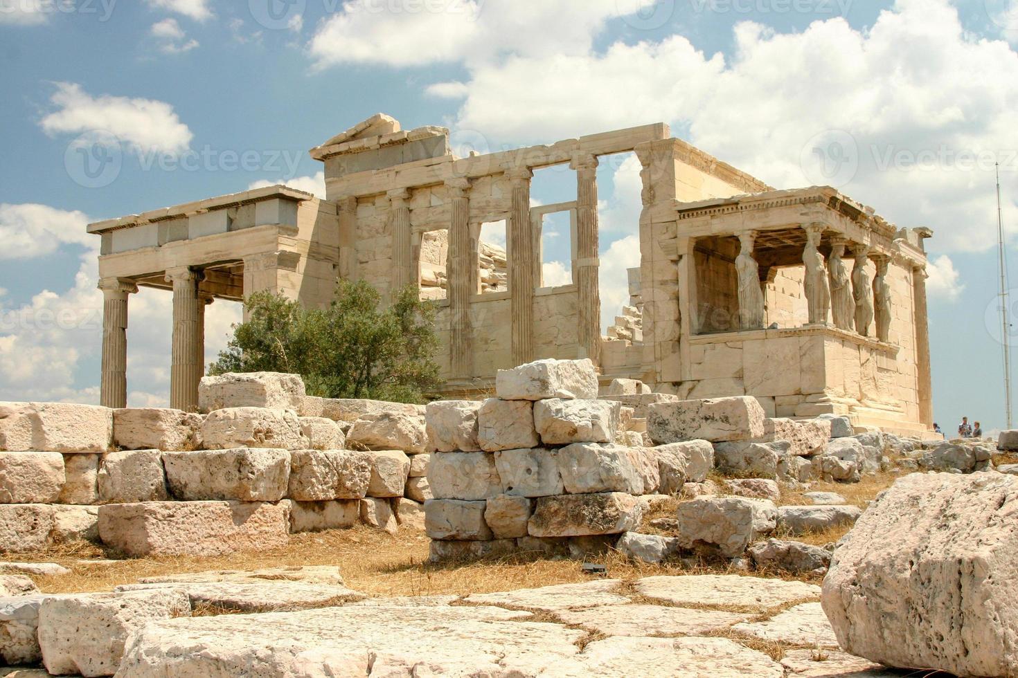 le rovine della città storica di Atene in Grecia, il Partenone, l'acropoli e la collina di Marte foto