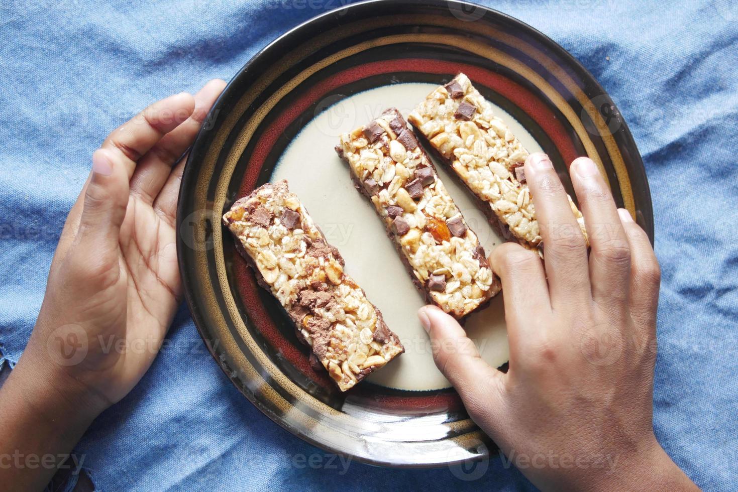 barrette proteiche di mandorle, uvetta e avena sul tavolo foto