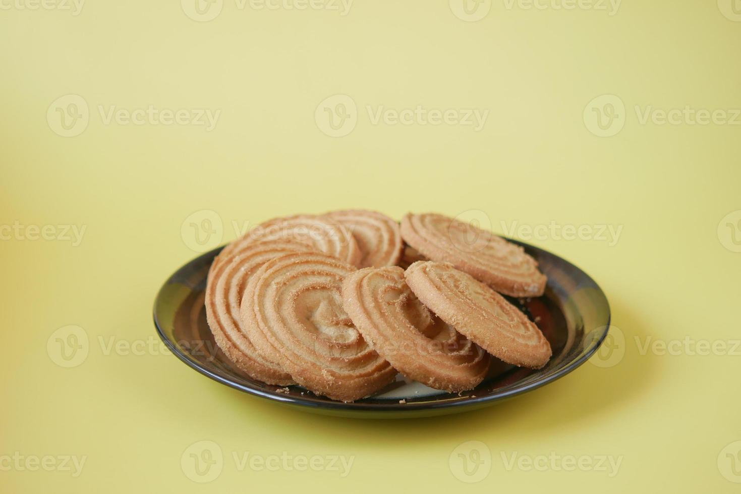 Close up di biscotti dolci sul tavolo di legno foto
