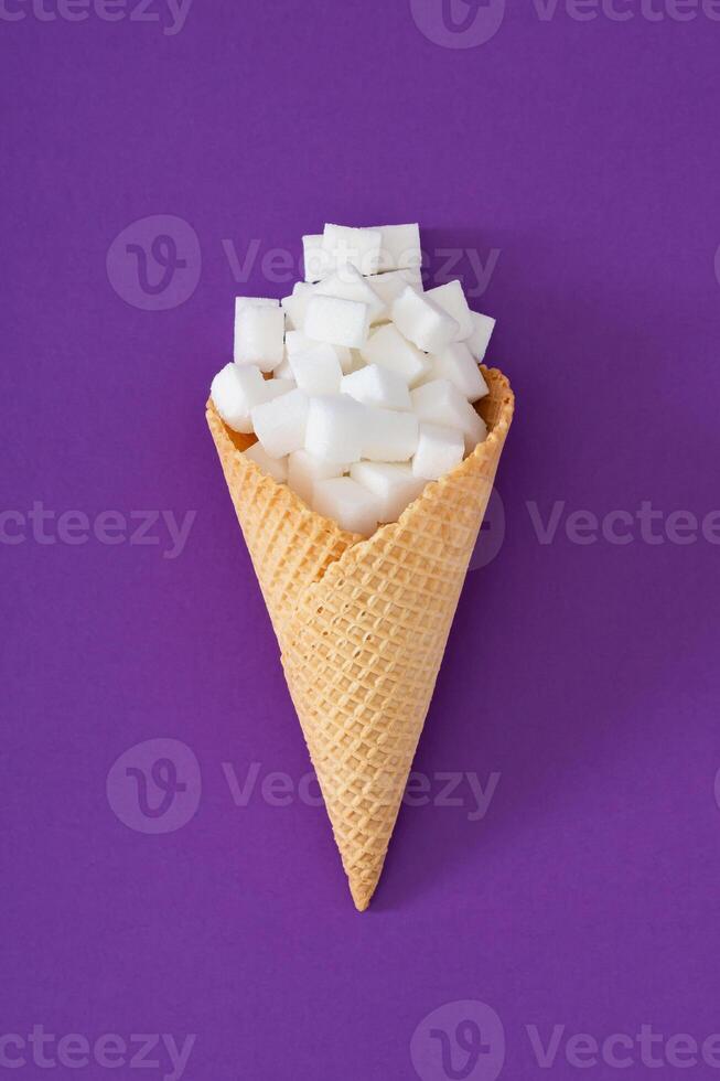 ghiaccio crema cono con zucchero cubi su viola sfondo. cibo concetto. minimo estate creativo idea. piatto posizione. foto