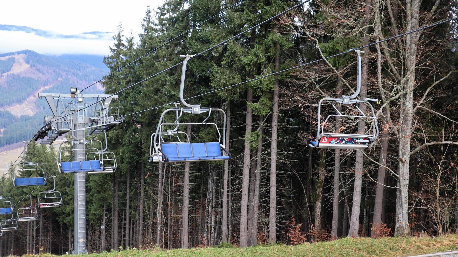 Ucraina, Bukovel - 20 novembre 2019. Vista autunnale della stazione sciistica con una seggiovia sullo sfondo dei pendii montani autunnali e l'infrastruttura in costruzione di una stazione sciistica invernale. foto