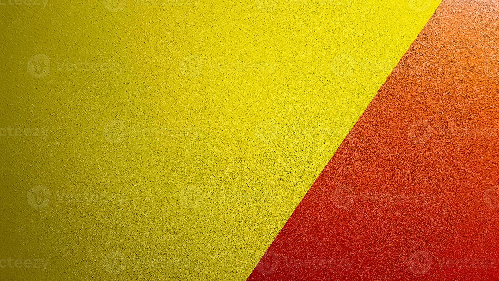 rosso e giallo parete dipinta texture astratta grunge background con copia spazio. motivo geometrico astratto sul muro. il muro è diviso in bordi di diversi colori foto