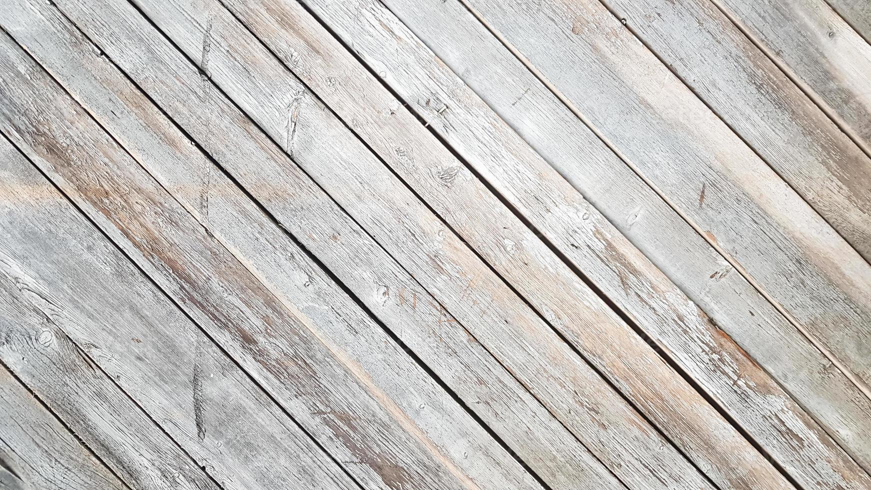 fondo di legno grigio con linee diagonali. sfondo del bordo con spazio di copia. vecchie tavole di legno con vernice grigia incrinata sulla diagonale. messa a fuoco selettiva. fondo di legno strutturato. foto