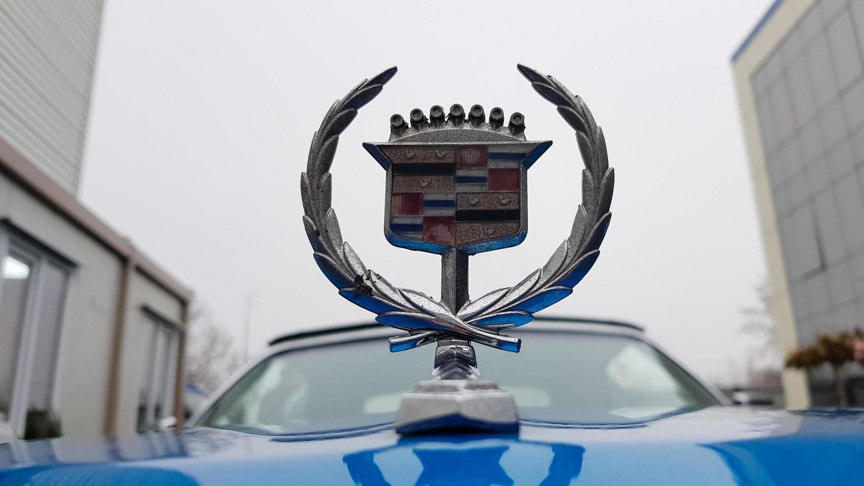 ucraina, kiev - 27 marzo 2020. auto classica retrò vintage cadillac beatriz di colore blu. stemma sul cappuccio con logo. parti originali dell'auto americana restaurata. foto da diverse angolazioni.