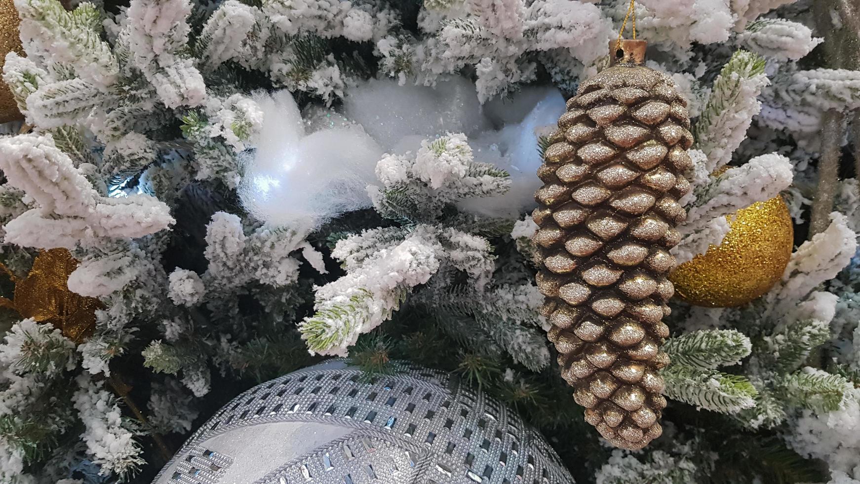 primo piano di uno sfondo di natale. celebrazione. albero di natale con giocattoli e neve decorativa per un felice anno nuovo. decorazioni natalizie, atmosfera di capodanno. bella cartolina moderna. foto