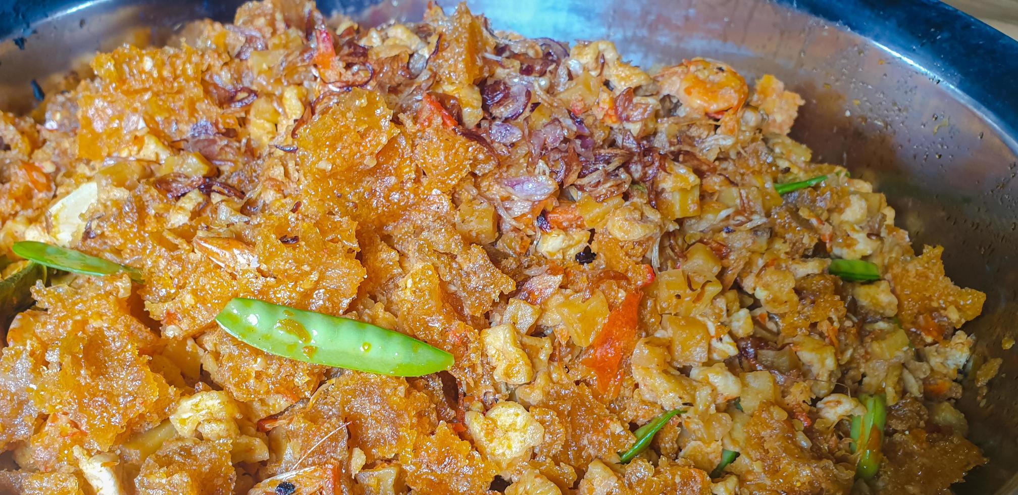 sambal krecek piccante cucina tradizionale giavanese a base di pelle di bovino foto