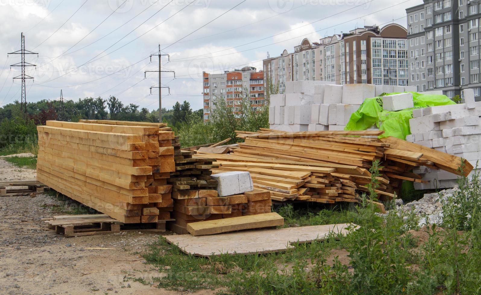 pila di molte plance di legno su un cantiere, fondo del materiale da costruzione ristrutturazione, sovrapposizione del tetto, costruzione e concetto di casa. barre di legno. materiali di costruzione. foto