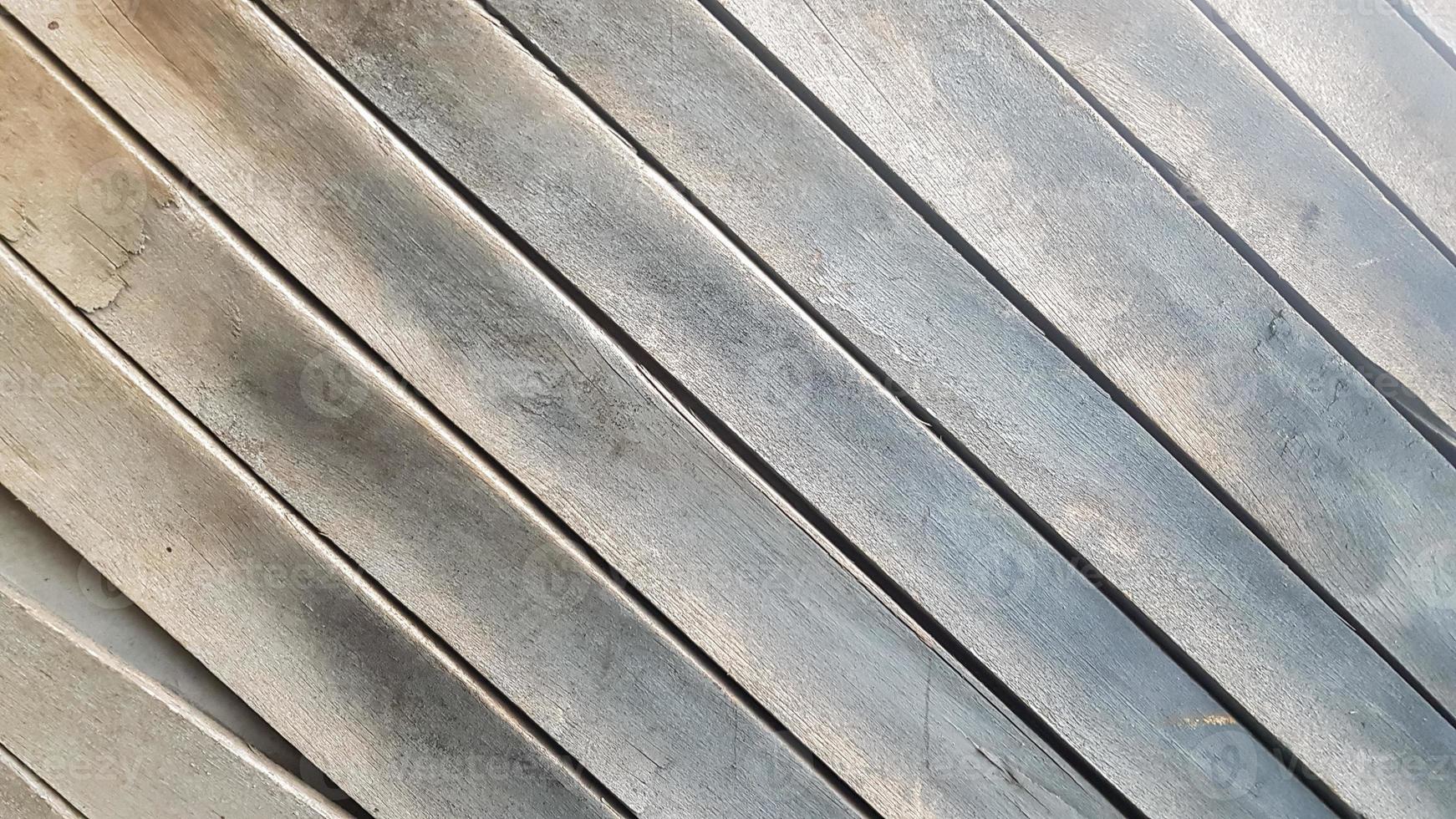 fondo di legno grigio con linee diagonali. sfondo del bordo con spazio di copia. vecchie tavole di legno con vernice grigia incrinata sulla diagonale. messa a fuoco selettiva. fondo di legno strutturato. foto