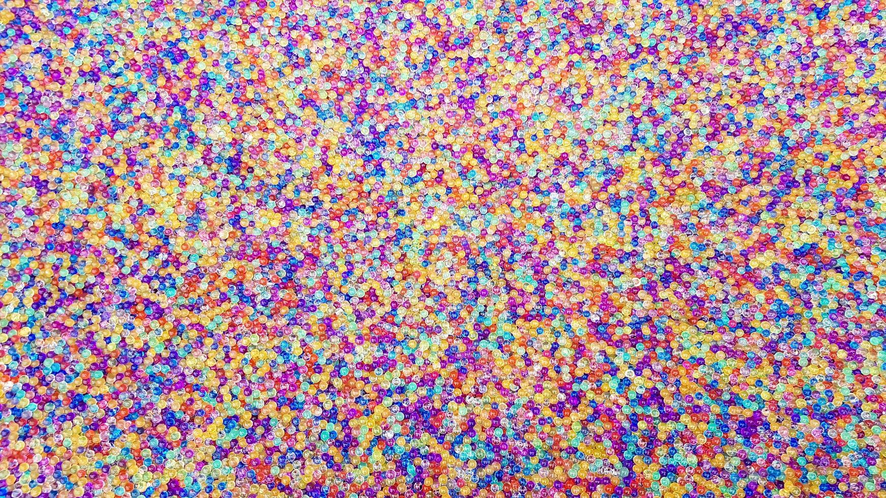 tante palline di idrogel di diversi colori. set di orbis multicolori. perline d'acqua di cristallo per i giochi. palloncini di elio. può essere utilizzato come sfondo. gel di silice gel polimerico. foto