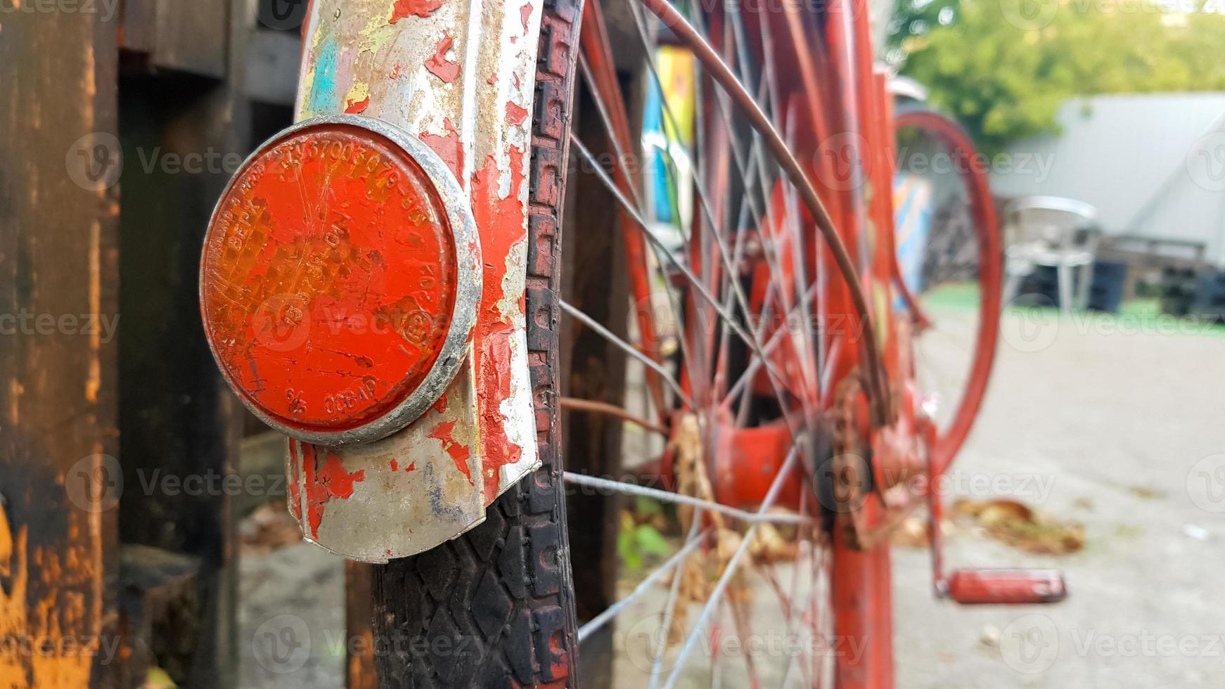 bici rossa vintage retrò da vicino. un vecchio affascinante concetto di una classica bici abbandonata. ucraina, kiev - 30 settembre 2020. foto