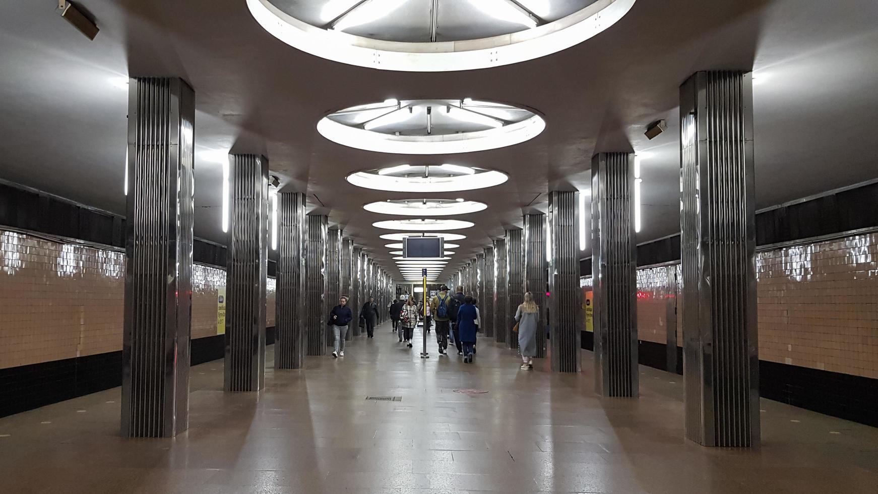 ucraina, kiev - 25 maggio 2020. stazione della metropolitana sulla linea rossa della metropolitana di kiev. stazione vuota senza persone foto