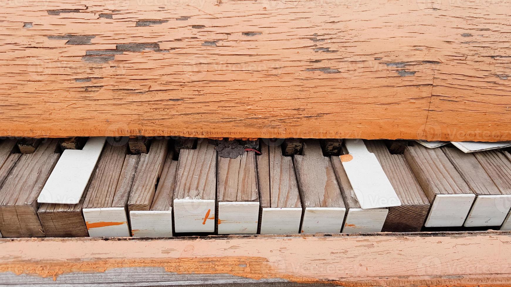 primo piano di un pianoforte rotto tastiera di un vecchio pianoforte. foto