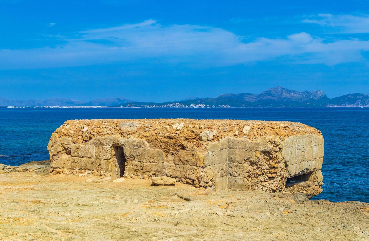 sculture costa e spiaggia panorama panorama can picafort maiorca spagna. foto