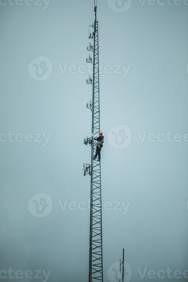 torre dell'antenna rampicante dell'operatore delle telecomunicazioni foto