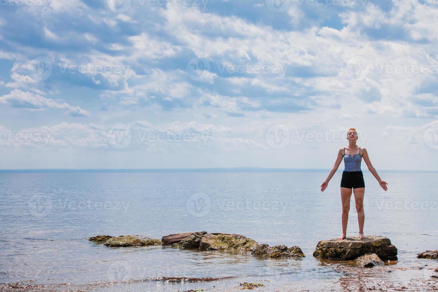 giovane donna che fa posizione yoga foto