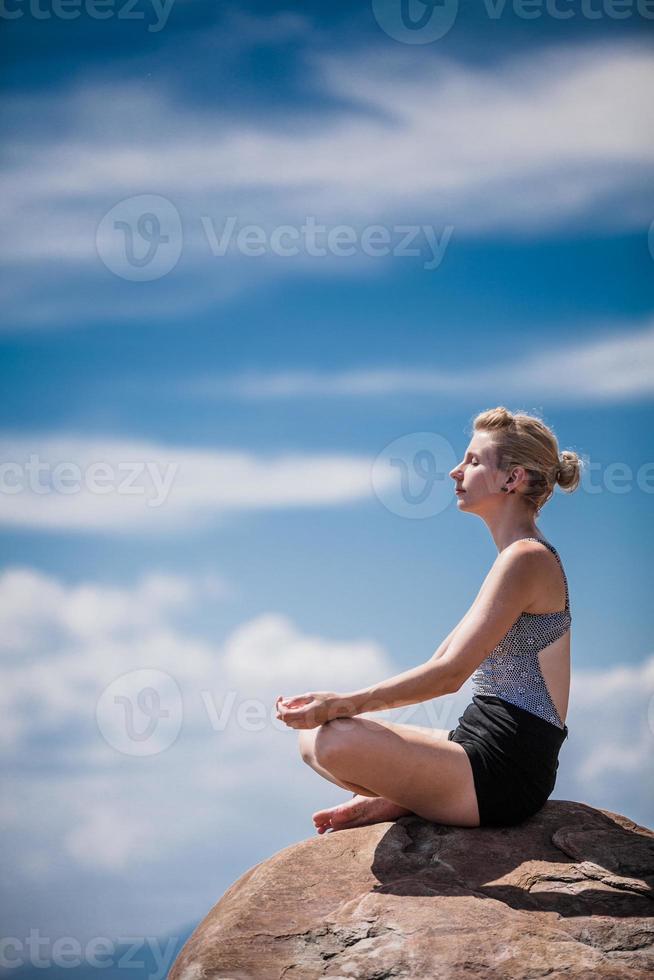 giovane donna che fa posizione yoga del loto foto