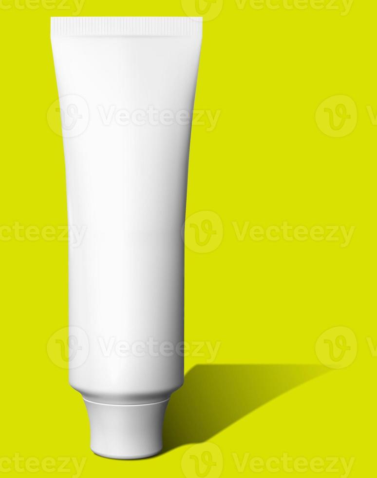 modello di mockup di cosmetici su sfondo giallo. contenitore in plastica per prodotti cosmetici. tubo, vaso di crema, prodotti di bellezza isolati su sfondo bianco. rendering 3D. foto