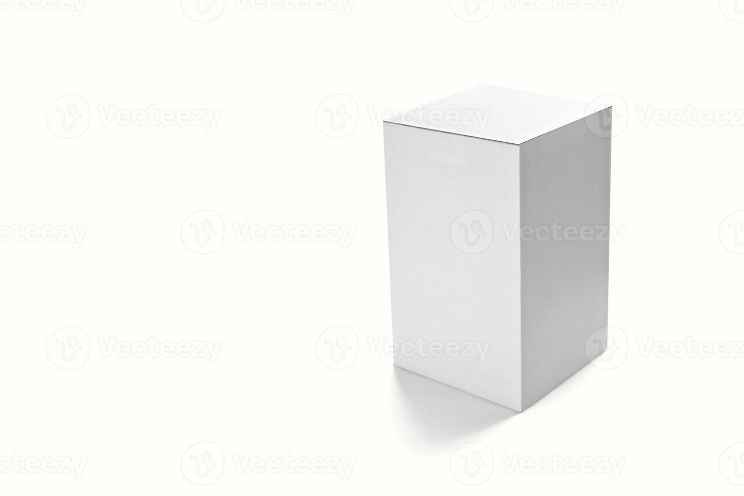 mockup di scatola di cartone quadrato piatto fotorealistico su sfondo grigio chiaro. rendering 3D. modello di mockup pronto per il tuo design. foto