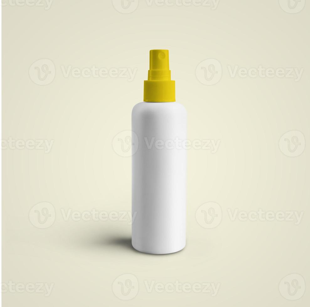 3d che rende il flacone spray in plastica cosmetica bianco vuoto con tappo giallo isolato su sfondo grigio. adatto per il tuo design di mockup. foto