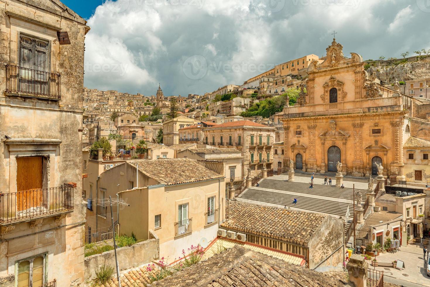 paesaggio urbano di modica e la chiesa di san pietro, sicilia, italia foto