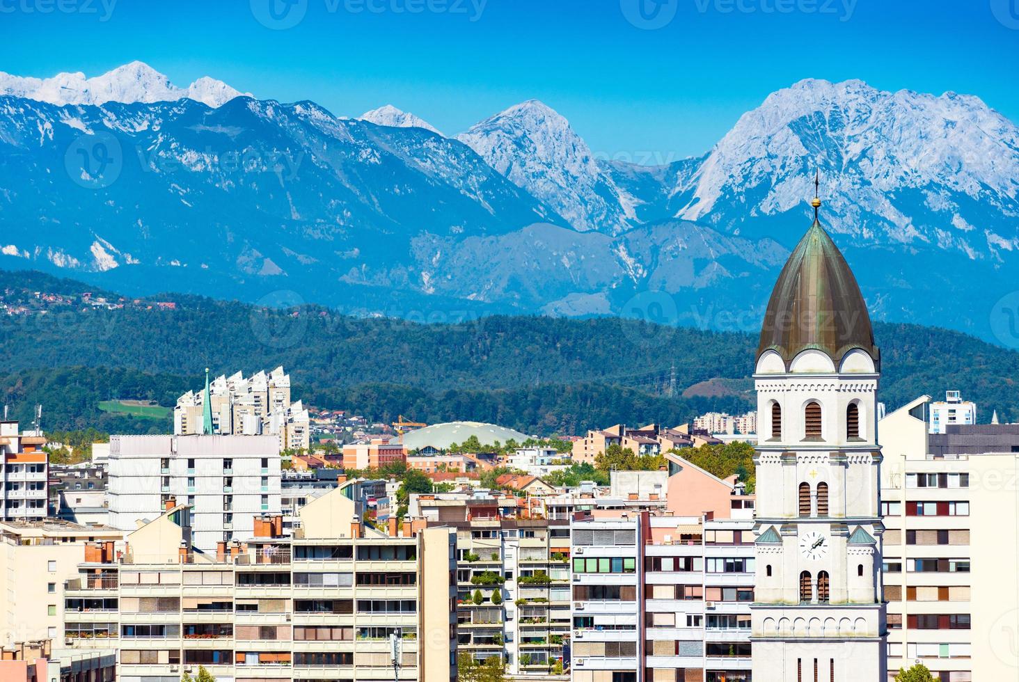 Vista panoramica di Lubiana con alpi innevate sullo sfondo, slovenia foto