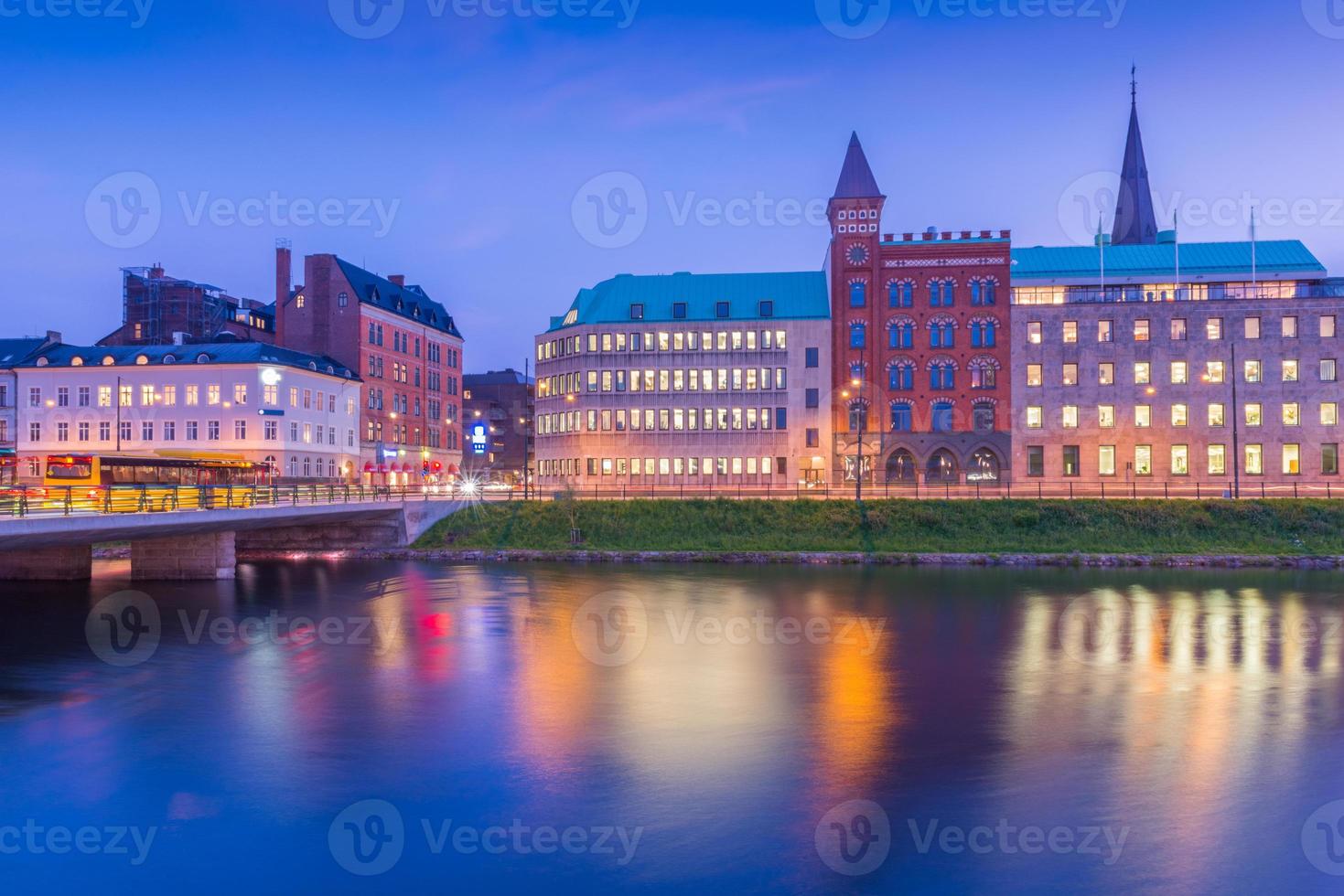 vista della città notturna riflessa nell'acqua. paesaggio urbano di malmo, scania, svezia foto