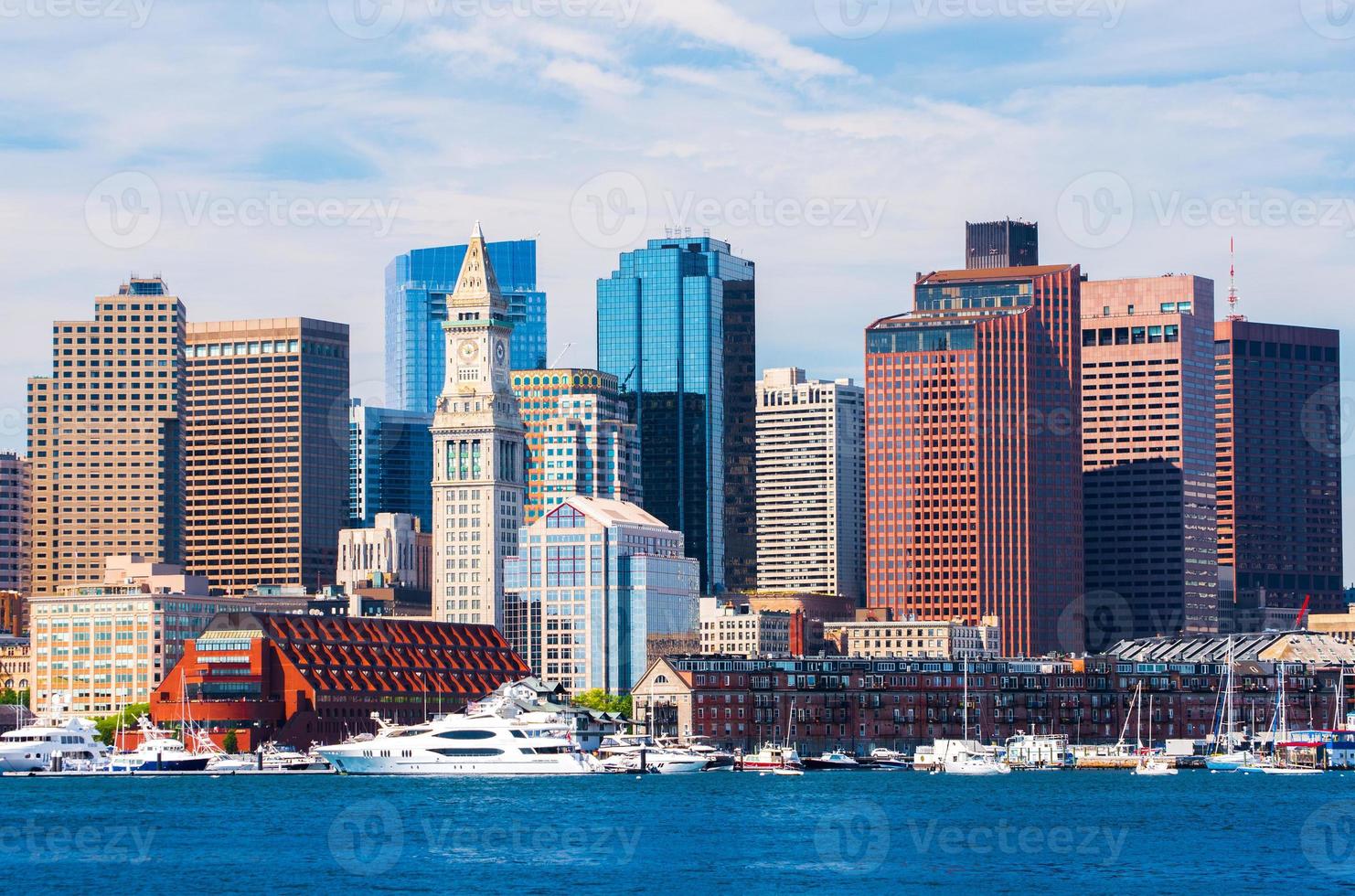 skyline di boston visto dal porto, grattacieli nel centro di boston, paesaggio urbano della capitale del massachusetts, usa foto