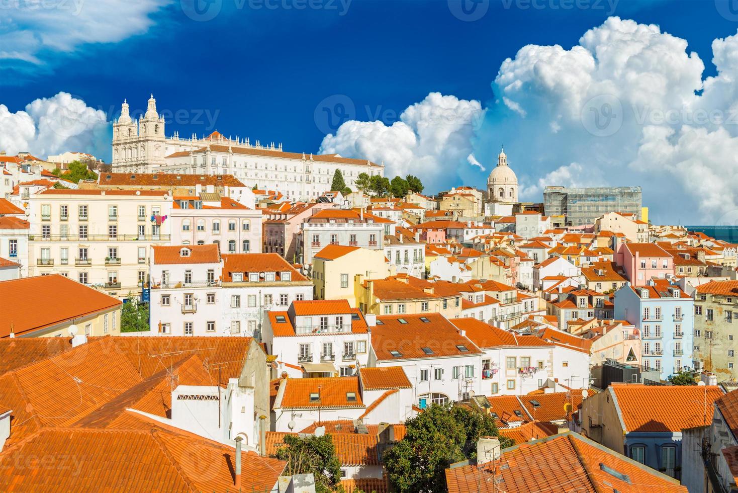 bellissimo paesaggio urbano di lisbona con edifici storici ed enormi nubi cumuliformi, portogallo foto