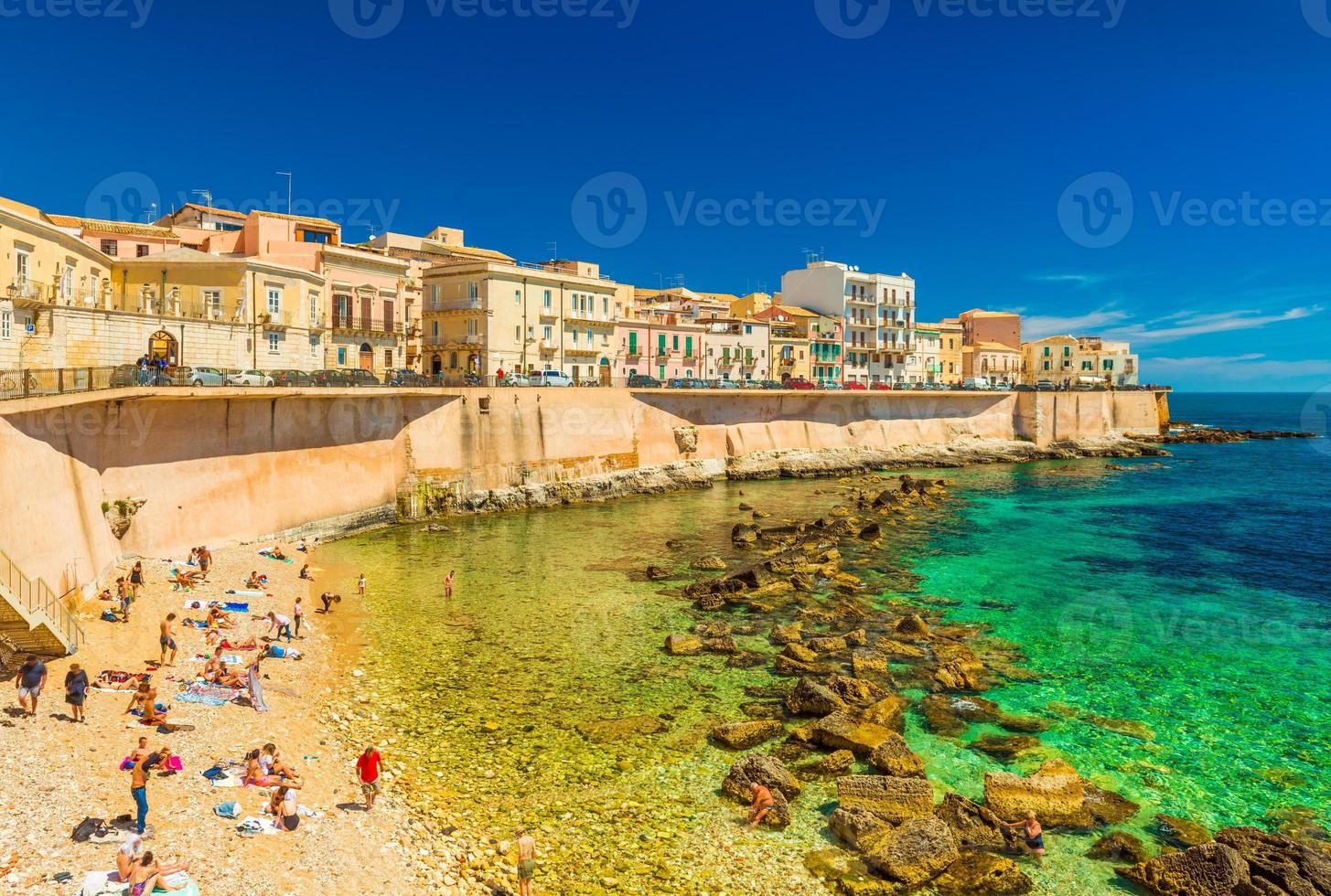 Vista della spiaggia cittadina di ortigia, la parte storica di siracusa, sicilia, italia foto