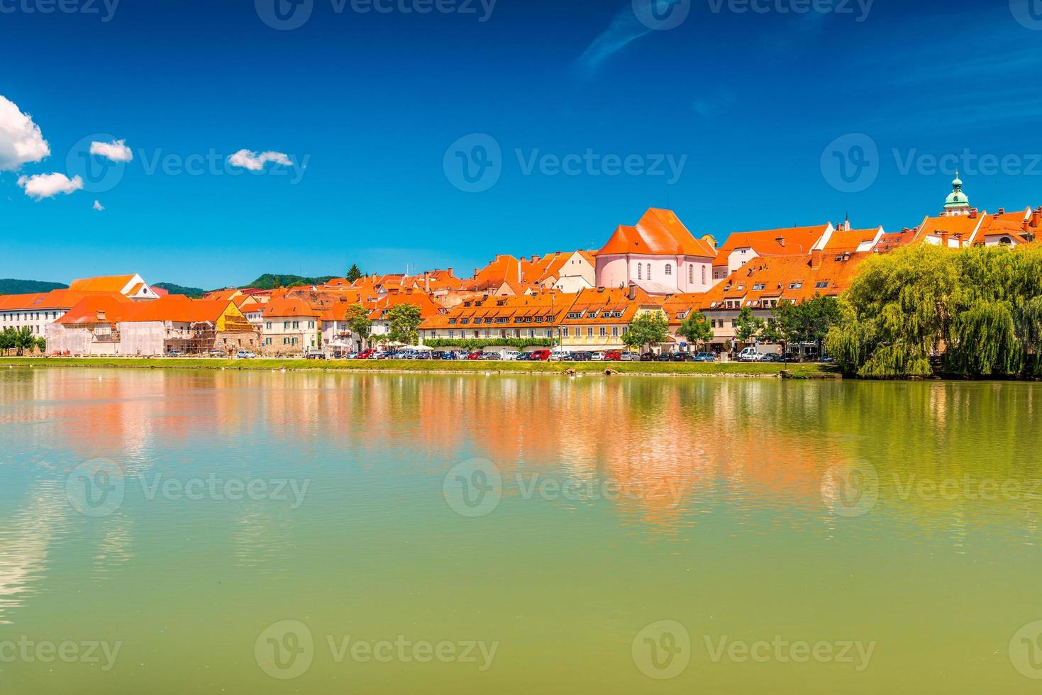 edifici storici di maribor si riflette nell'acqua del fiume drava, slovenia foto