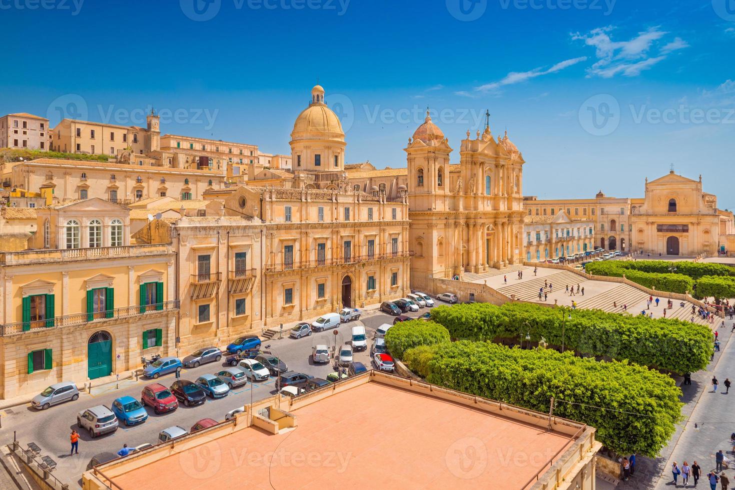 bellissima città di noto, capitale del barocco italiano. vista della cattedrale nel centro della città. provincia di siracusa, sicilia, italia foto