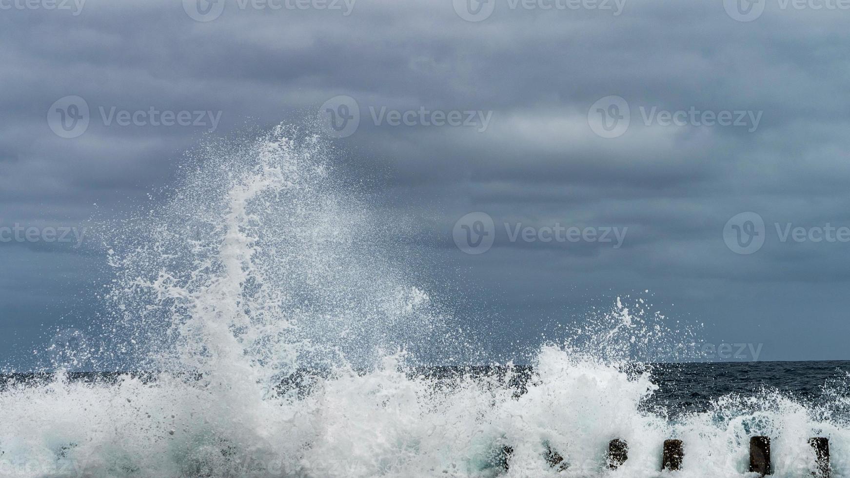 onde nell'oceano atlantico foto