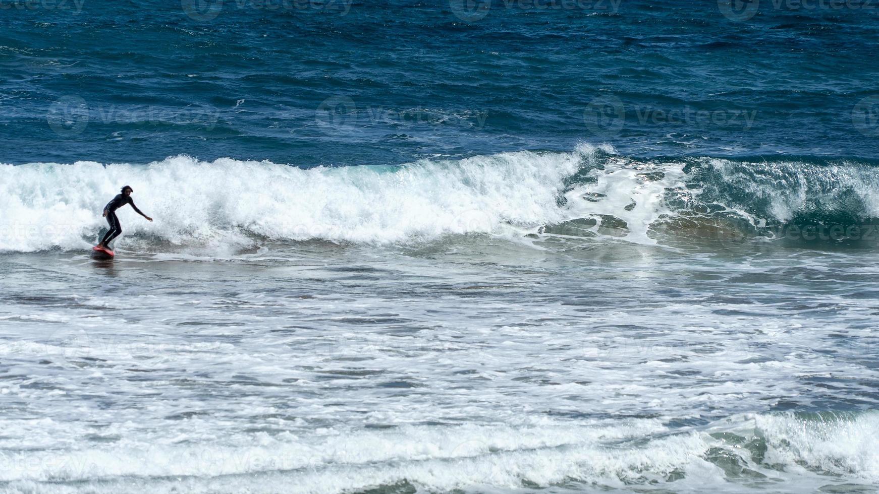 surf nella spiaggia di las canteras, nella città di las palmas foto