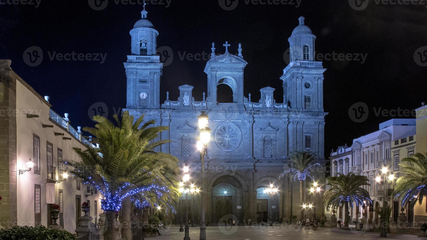 vista notturna della plaza de santa ana a las palmas de gran canaria foto