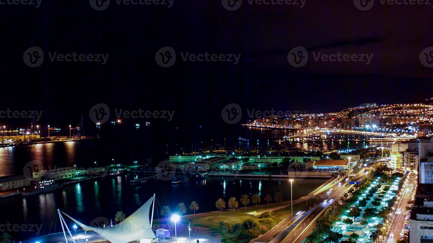 vista notturna della città di las palmas, a gran canaria foto